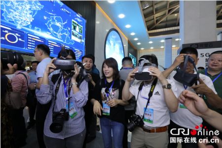 在宜春市智慧旅游展厅，外媒记者体验VR旅游 摄影 胡竹根