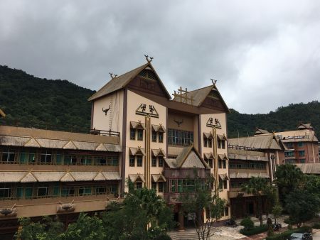 佤族部落建起了现代化度假村设施，准备开发旅游业。