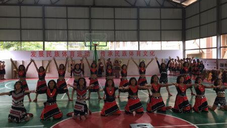 西盟县民族中学的学生表演佤族传统舞蹈。