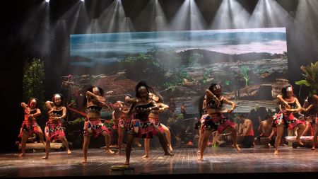 热情奔放的佤族舞蹈表演。