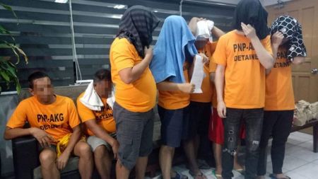 圖為被逮捕的涉嫌綁架的2名中國人和6名菲人。