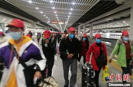 　2月27日晚，来自云南的务工人员抵达广州南站。　程景伟 摄