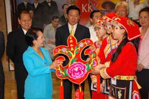 △2009年1月16日，菲律賓總統阿羅約在總統府會見了中國四川地震災區中學生訪菲團。圖為三名身著民族服裝的羌族學生把一個印有“吉祥如意”字樣的紅色羌繡吉祥包贈送給阿羅約總統。