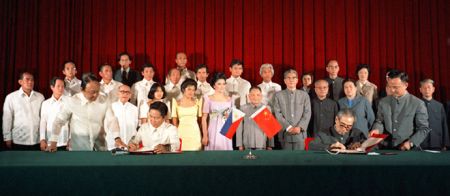 △圖為1975年6月9日，中國國家總理周恩來與菲律賓總統馬科斯簽署中菲建交公報。