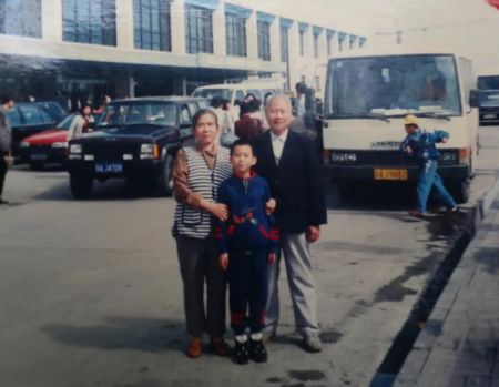 父母在北京生活時與孫子一璞合影。