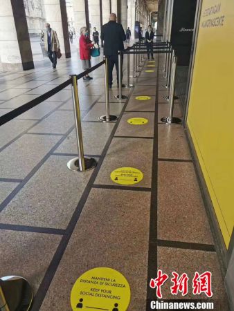 　　米兰的商场重新开业，要站在黄色指定位置排队进入，保持社交距离。(施成毅供图)