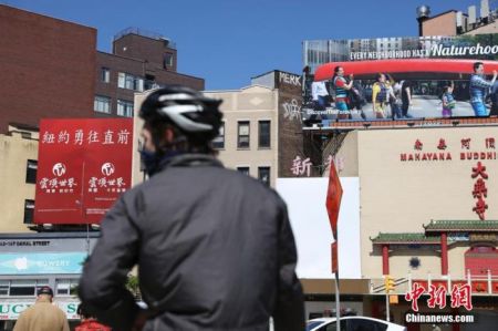 　　当地时间5月12日，纽约曼哈顿唐人街，一个广告牌上写着“纽约勇往直前”。中新社记者 廖攀 摄