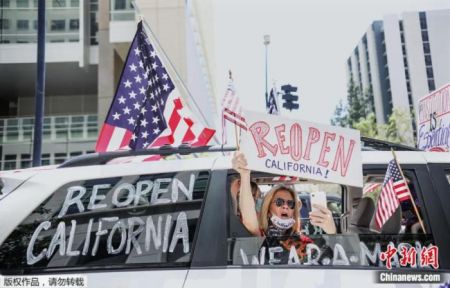 　　当地时间5月1日，美国加州爆发游行示威，示威民众要求取消居家令，并“重启”加州。