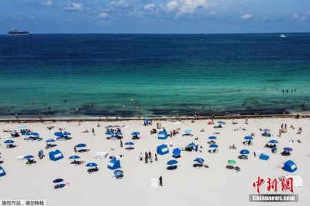 　　当地时间6月10日，佛罗里达州迈阿密海滩关闭近三个月后首次开放。