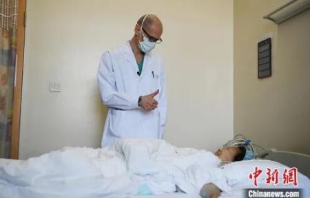 　5月29日，吉林长春，拉瓦若看望术后的病人。中新社记者 张瑶 摄