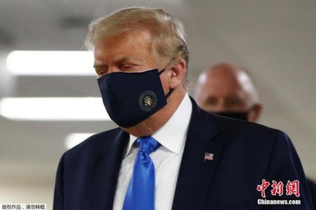 当地时间11日，特朗普首次公开佩戴口罩。