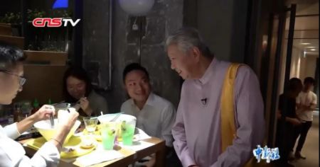 　　知名美食家蔡澜(左四)祖籍广东潮州，曾任世界华人健康饮食协会荣誉主席。