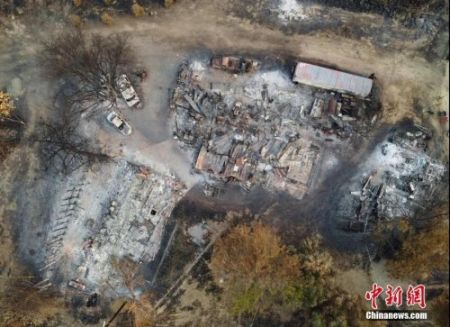 　　美国北加州瓦卡维尔一处建筑物被山火损毁。中新社记者 刘关关 摄