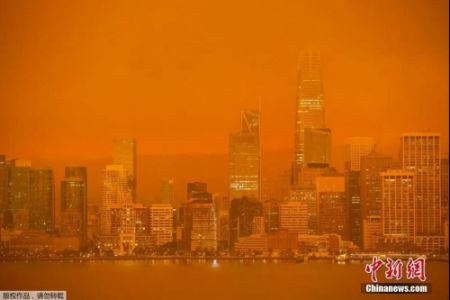　图为当地时间9日，烟雾笼罩在旧金山湾区上空。