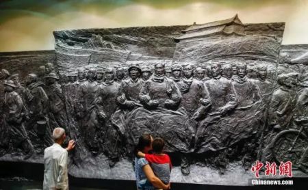 　　资料图：民众参观北京宛平城内中国人民抗日战争纪念馆的浮雕。中新社发 张浩 摄