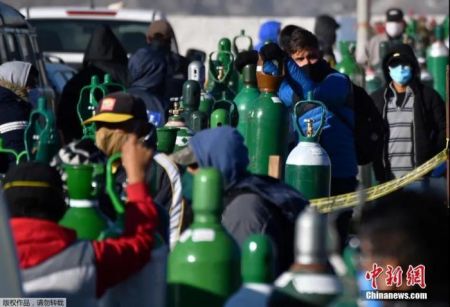 　　当地时间7月23日，秘鲁第二大城市阿雷基帕，新冠肺炎患者的家属排队给医用氧气瓶充电。