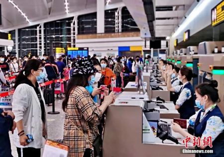 　　9月25日，由国内航司承运的第二批中国留学生赴英复学包机从重庆江北国际机场顺利出发。图为留学生排队进行安检。 重庆机场集团供图