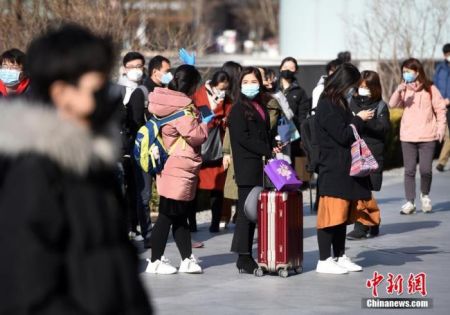 　　3月2日，北京一些企业的员工在写字楼入口处排队，按要求提供身份信息及接受体温检测后入内办公。中新社记者 侯宇 摄