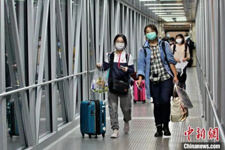 图为留学生登机。重庆江北国际机场供图