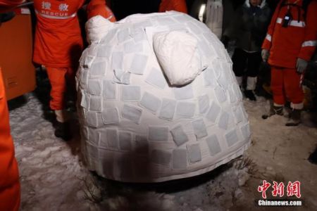 　　北京时间12月17日1时59分，嫦娥五号返回器在内蒙古四子王旗预定区域成功着陆。李淑姮 摄 中国航天科技集团 供图
