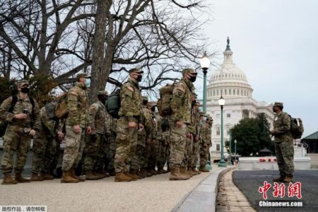 　当地时间1月11日，美国首都华盛顿，国民警卫队成员抵达美国国会大厦。