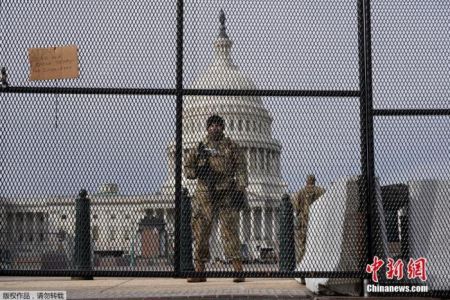 图为美国国民警卫队士兵在国会大厦前站岗。