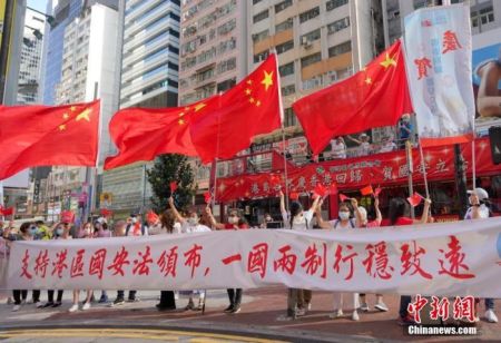 资料图：香港市民来到铜锣湾街头庆祝《香港国安法》颁布。 中新社记者 张炜 摄