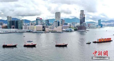 　　资料图：2020年7月1日，香港各界庆典委员会在中环码头举行大型“庆香港回归 贺国安立法”活动。图为100多艘渔船在维港大巡游。 中新社记者 洪帆 摄