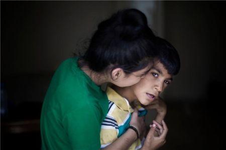 伊拉克小男孩萨米尔(右)与家人在一起。UNHCRDiego Ibarra Sánchez图片来源：联合国网站