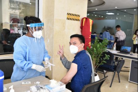 　　△中国公民在埃塞俄比亚接种国产新冠肺炎疫苗(领事直通车)