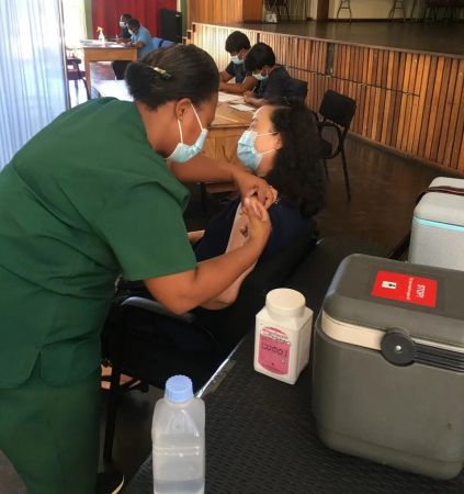 △在纳中国公民在当地医院接种新冠疫苗。(中国驻纳米比亚大使馆网站)