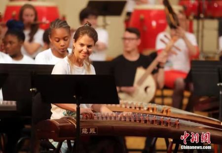 　资料图：外国青年演奏中国民乐，感受中国文化魅力。中新社记者 张宇 摄