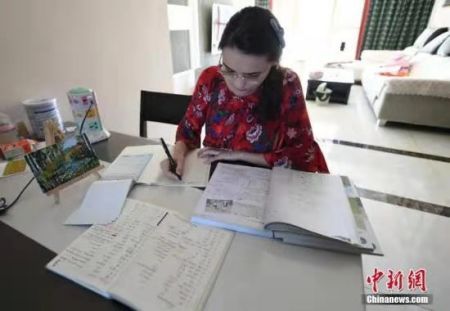 　　资料图：俄罗斯女孩在学习中文。中新社记者 张瑶 摄