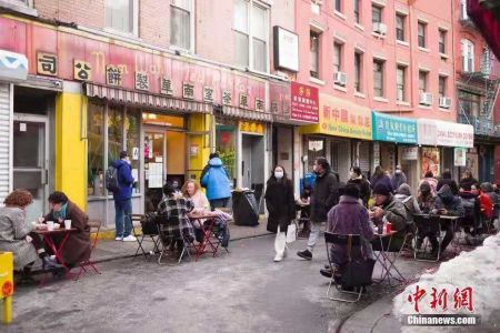 　　资料图：美国纽约市民在唐人街一家老餐厅用餐。中新社记者 廖攀 摄