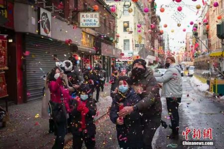 　资料图：农历大年初三，美国纽约市民在唐人街放彩花筒，感受中国新年氛围。中新社记者 廖攀 摄