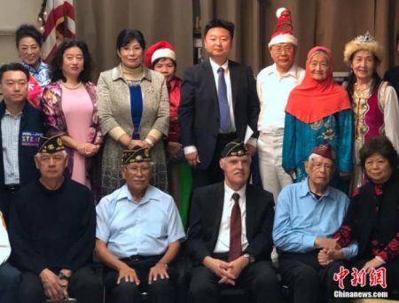 　资料图：2018年12月22日，美国北京联合会等南加州华人团体来到位于大洛杉矶地区蒙特利公园市的美国退伍军人协会，慰问百岁高龄的二战英雄桑切斯等美国退伍军人并赠送圣诞节礼物。中新社记者 张朔 摄