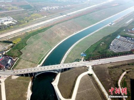 资料图：河南淅川，航拍“南水北调中线工程”渠首大坝。 中新社记者 王中举 摄