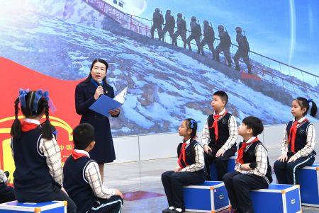 2021年3月1日，廣西南寧市濱湖路小學校長謝小燕在開學儀式上為孩子們講主題為“夢想從這裡起航”的思政課。新華社記者 周華 攝