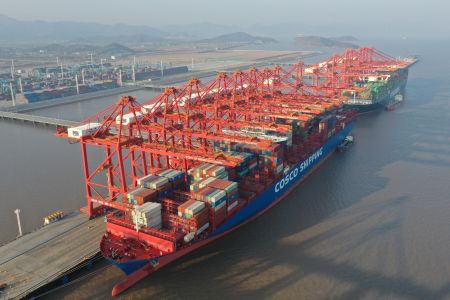 2021年2月19日，貨輪停靠在浙江寧波舟山港梅東碼頭(無人機照片)。新華社記者黃宗治攝
