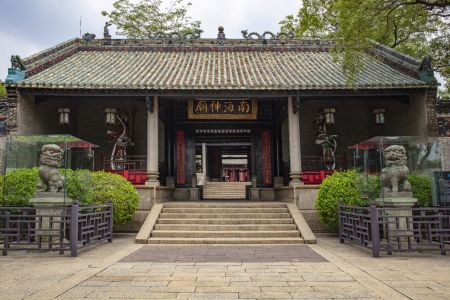 南海神廟始建於隋開皇十四年（594），是中國現存歷史最悠久、規制最完整、規模最宏大的海神廟。