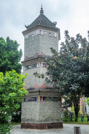 深井村的深井文塔始建於清光緒二十一年（1895），是一座三層樓閣式磚木結構的古塔。