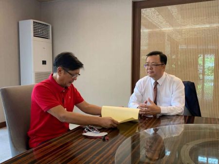 2022年5月12日,中國駐菲律濱大使黃溪連向菲律濱當選總統馬科斯轉交習近平主席賀電。 2022年5月12日,中國駐菲律濱大使黃溪連向菲律濱當選總統馬科斯轉交習近平主席賀電。