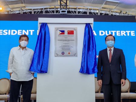 2022年4月5日,中國政府援菲比諾多—因特拉穆羅斯(B-I)橋舉行竣工通車儀式,時任菲律濱總統杜特爾特和中國駐菲大使黃溪連共同參加儀式並講話。 2022年4月5日,中國政府援菲比諾多—因特拉穆羅斯(B-I)橋舉行竣工通車儀式,時任菲律濱總統杜特爾特和中國駐菲大使黃溪連共同參加儀式並講話。