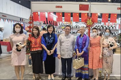 2022年11月20日,中國駐菲律濱大使黃溪連率使館女外交官代表出席菲律濱外交部和國際義賣基金會舉辦的2022年度國際慈善義賣活動。 2022年11月20日,中國駐菲律濱大使黃溪連率使館女外交官代表出席菲律濱外交部和國際義賣基金會舉辦的2022年度國際慈善義賣活動。