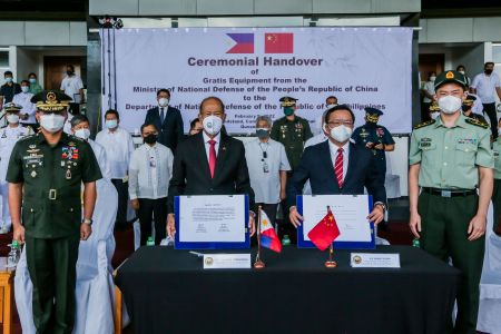 2022年2月9日，中國對菲律濱1.3億元人民幣無償軍事援助首批物資交接儀式在菲武裝部隊總部舉行，中國駐菲律濱大使黃溪連和菲時任國防部長洛倫扎納、時任武裝部隊總參謀長森蒂諾上將共同出席。