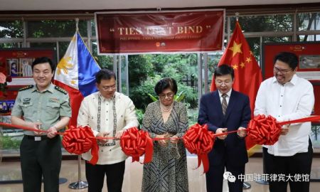 2022年9月1日，“中菲友誼暨中國軍隊建設成就圖片展”在菲國防部揭幕，中國駐菲律濱使館臨時代辦周志勇、國防武官李建中和菲國家安全顧問卡洛斯、國防部主官福斯蒂諾、武裝部隊總參謀長巴卡羅出席開幕儀式。