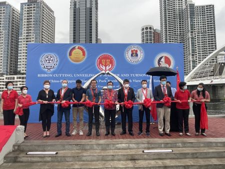 2022年5月18日，黃溪連大使出席“中菲友誼園”建成移交儀式，見證中菲抗疫佳話，銘記菲華仁心義舉。