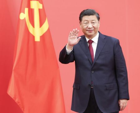 2022年10月23日,在中国共产党第二十届中央委员会第一次全体会议上当选的中共中央总书记习近平,在北京人民大会堂同采访中共二十大的中外记者见面时,向在场的中外记者挥手致意。新华社记者 庞兴雷 摄 2022年10月23日,在中国共产党第二十届中央委员会第一次全体会议上当选的中共中央总书记习近平,在北京人民大会堂同采访中共二十大的中外记者见面时,向在场的中外记者挥手致意。新华社记者 庞兴雷 摄