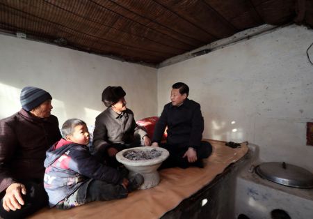 2012年12月30日,习近平在河北省阜平县龙泉关镇骆驼湾村看望唐荣斌老人一家。新华社记者 兰红光 摄 2012年12月30日,习近平在河北省阜平县龙泉关镇骆驼湾村看望唐荣斌老人一家。新华社记者 兰红光 摄