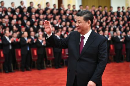 2021年2月25日,全国脱贫攻坚总结表彰大会在北京人民大会堂隆重举行。习近平向世界宣布中国完成了消除绝对贫困的任务。会前,习近平等会见全国脱贫攻坚楷模荣誉称号获得者,全国脱贫攻坚先进个人、先进集体代表,全国脱贫攻坚楷模荣誉称号个人获得者和因公牺牲全国脱贫攻坚先进个人亲属代表等。新华社记者 谢环驰 摄 2021年2月25日,全国脱贫攻坚总结表彰大会在北京人民大会堂隆重举行。习近平向世界宣布中国完成了消除绝对贫困的任务。会前,习近平等会见全国脱贫攻坚楷模荣誉称号获得者,全国脱贫攻坚先进个人、先进集体代表,全国脱贫攻坚楷模荣誉称号个人获得者和因公牺牲全国脱贫攻坚先进个人亲属代表等。新华社记者 谢环驰 摄